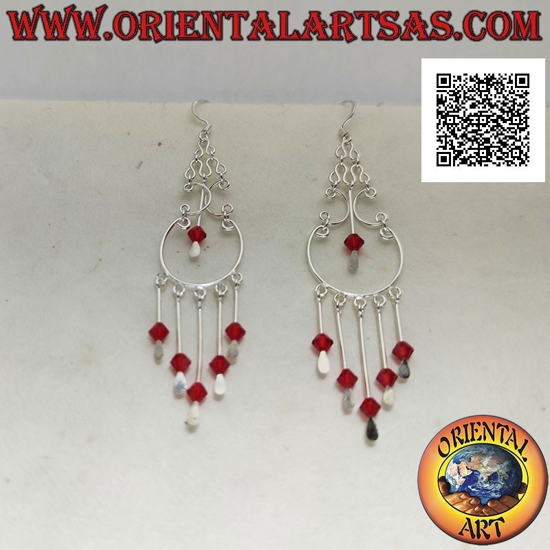 Créoles en argent de style baroque avec des cristaux rouges suspendus au centre et en dessous