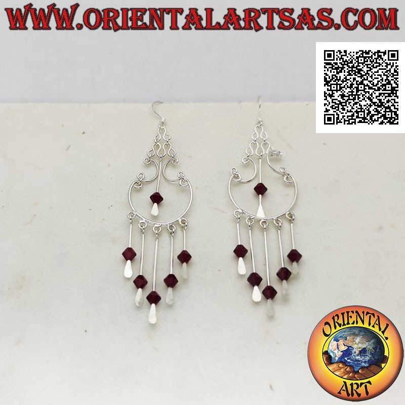 Créoles en argent de style baroque avec cristaux grenat suspendus au centre et en dessous