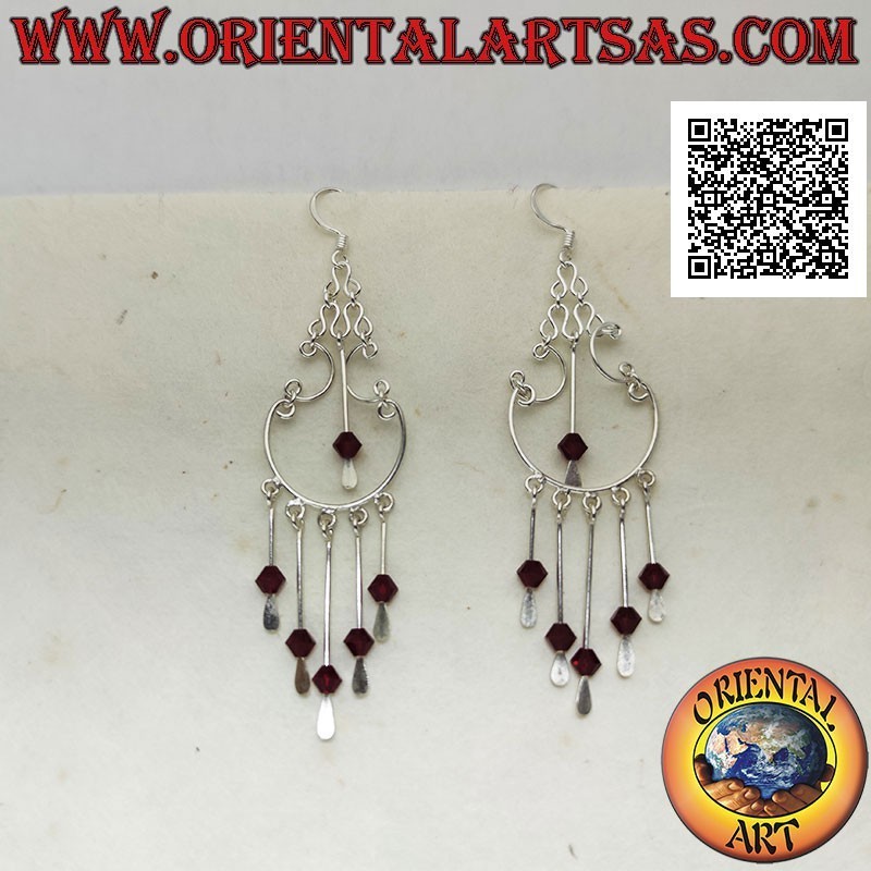 Créoles en argent de style baroque avec cristaux grenat suspendus au centre et en dessous