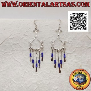 Boucles d'oreilles en argent avec un nœud accroché par des fils convexes et des rangées de trio de perles de lapis lazuli