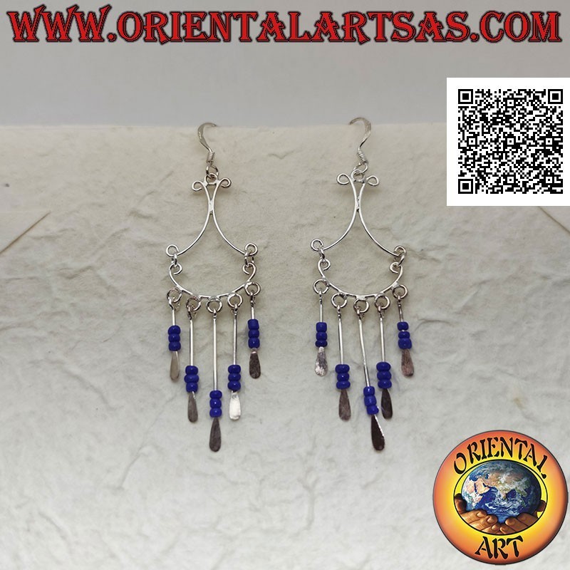 Boucles d'oreilles en argent avec un nœud accroché par des fils convexes et des rangées de trio de perles de lapis lazuli