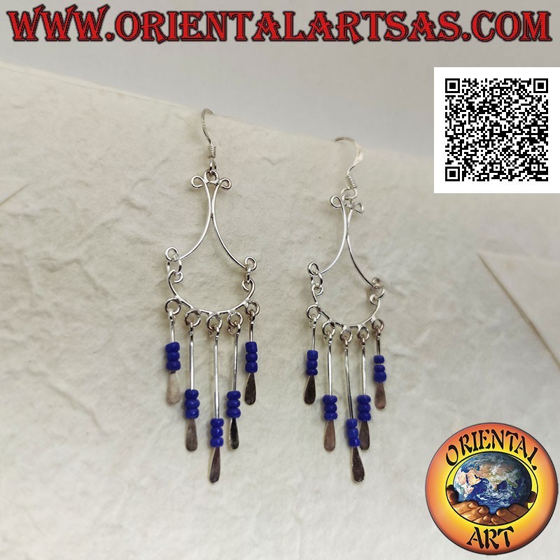 Boucles d'oreilles en argent avec un nœud accroché par des fils convexes et des rangées de trio de perles de lapis lazuli