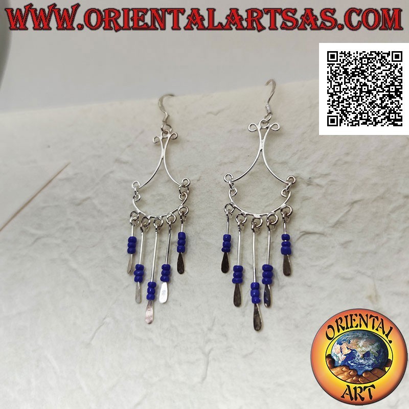 Boucles d'oreilles en argent avec un nœud accroché par des fils convexes et des rangées de trio de perles de lapis lazuli