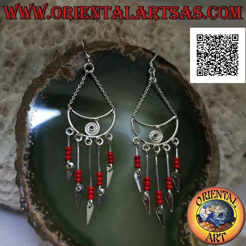 Boucles d'oreilles en argent, croissant avec spirale à l'intérieur avec une rangée de trio de perles de corail