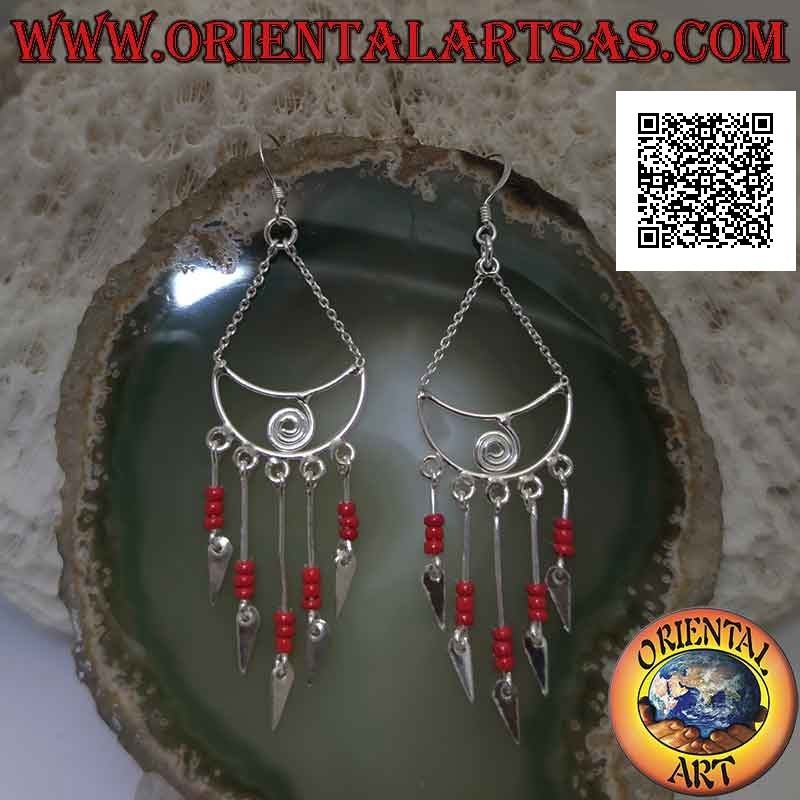 Boucles d'oreilles en argent, croissant avec spirale à l'intérieur avec une rangée de trio de perles de corail