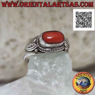 Anello in argento con corallo naturale di traverso e decorazioni laterali (fatto a mano)