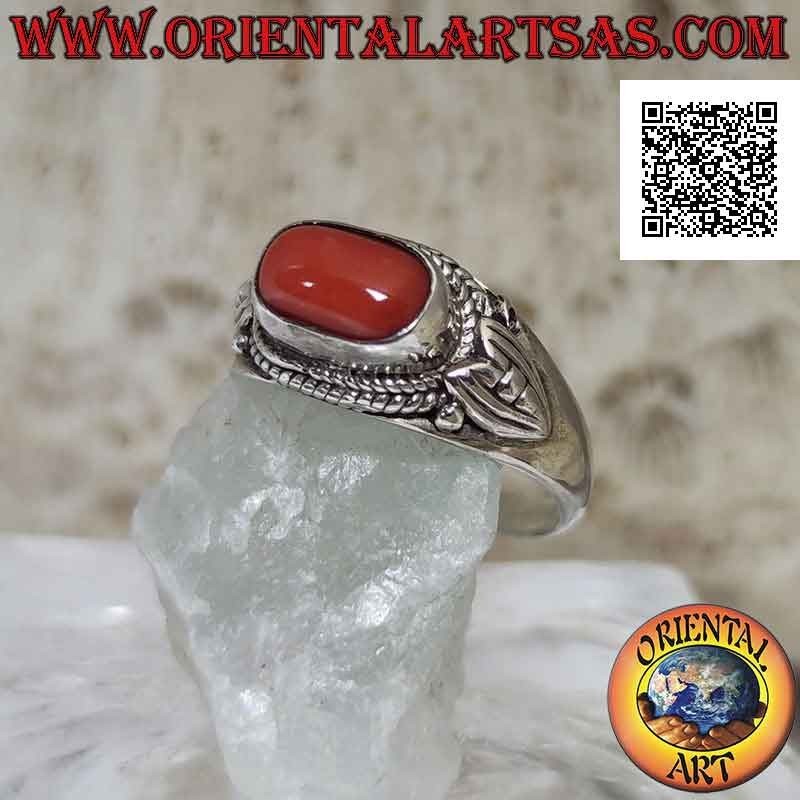 Anello in argento con corallo naturale di traverso e decorazioni laterali (fatto a mano)