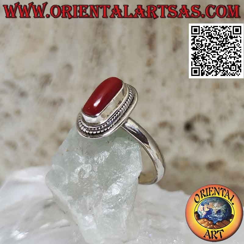 Anello in argento con corallo naturale incastonato in un bordo a treccia (19b)