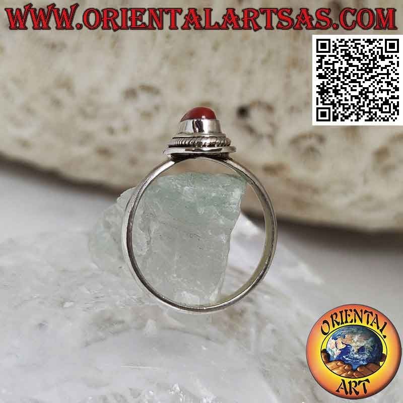 Bague en argent avec corail naturel serti dans un bord tressé (19b)