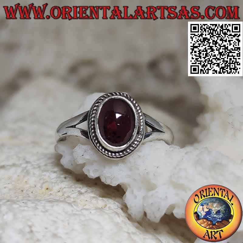 Bague en argent avec grenat cabochon ovale naturel entouré de tissage