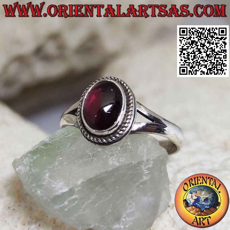 Anello in argento con granato naturale ovale cabochon contornato da intreccio