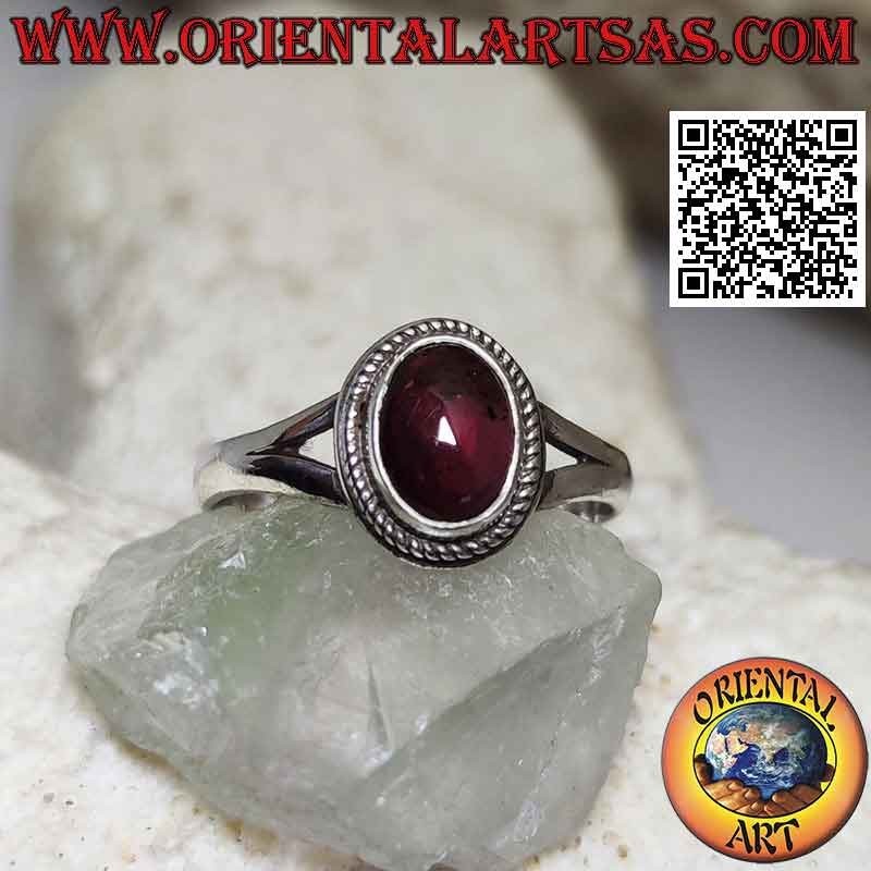 Anello in argento con granato naturale ovale cabochon contornato da intreccio