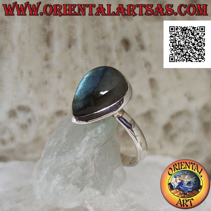 Anillo de plata con labradorita en forma de lágrima natural en un marco sencillo y esencial