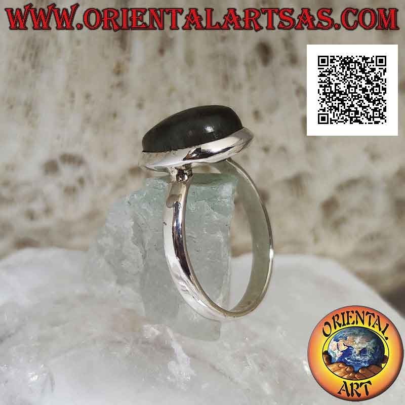 Anillo de plata con labradorita en forma de lágrima natural en un marco sencillo y esencial