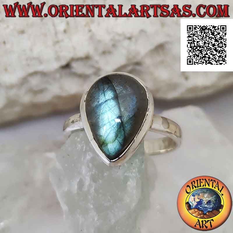 Anello in argento con labradorite naturale a goccia su montatura semplice ed essenziale
