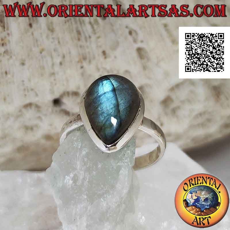 Bague en argent avec labradorite en forme de larme naturelle sur un sertissage simple et essentiel