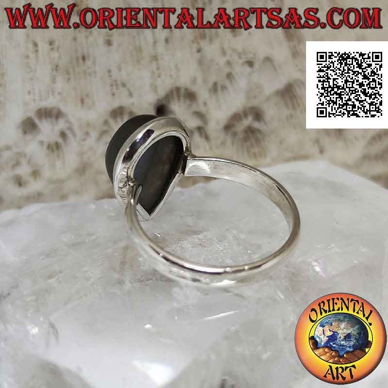 Bague en argent avec labradorite en forme de larme naturelle sur un sertissage simple et essentiel