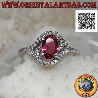 Bague en argent avec rubis synthétique ovale enveloppé dans une spirale de zircon