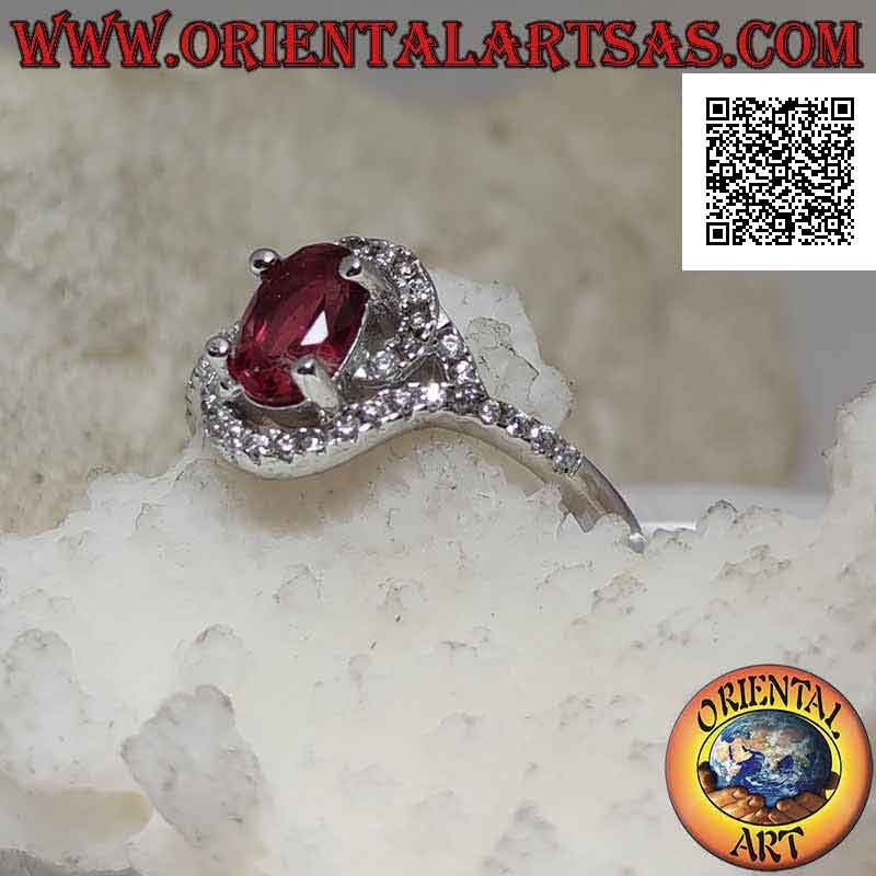 Bague en argent avec rubis synthétique ovale enveloppé dans une spirale de zircon