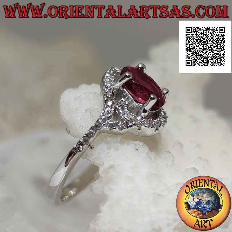Anello in argento con rubino di sintesi ovale avvolto da una spirale di zirconi