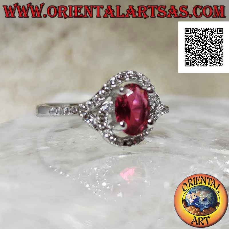 Anillo de plata con rubí sintético ovalado envuelto en una espiral de circonitas