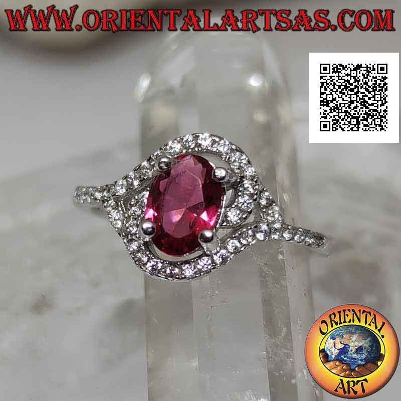 Anello in argento con rubino di sintesi ovale avvolto da una spirale di zirconi