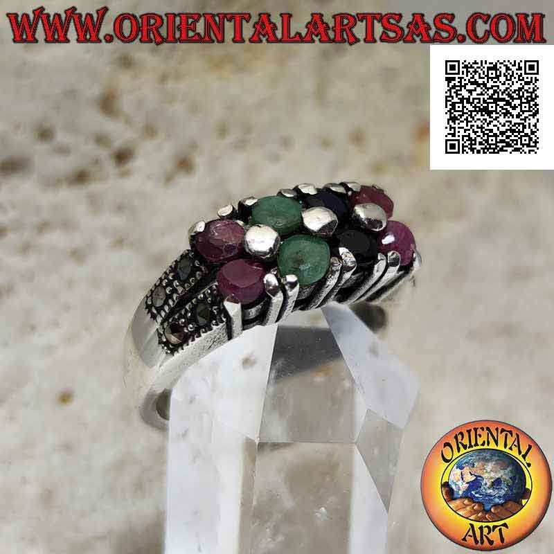 Bague en argent avec deux rangées de rubis, émeraudes, saphirs et marcassite