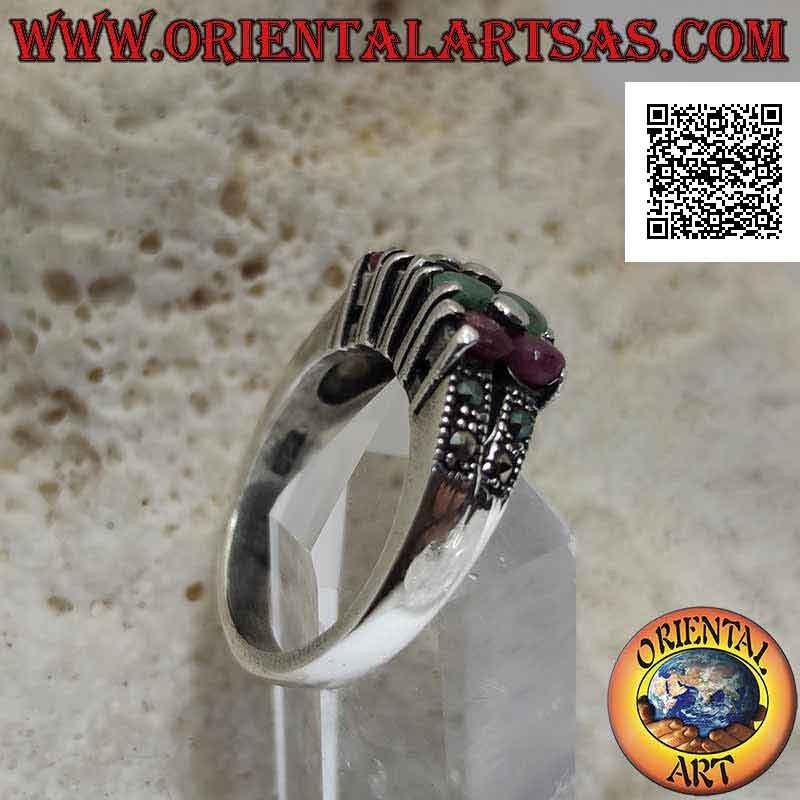 Anello in argento a fascia con due file di rubini, smeraldi, zaffiri e marcassite