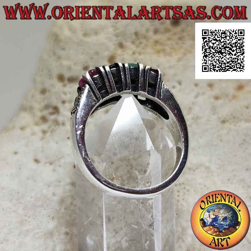 Anello in argento a fascia con due file di rubini, smeraldi, zaffiri e marcassite