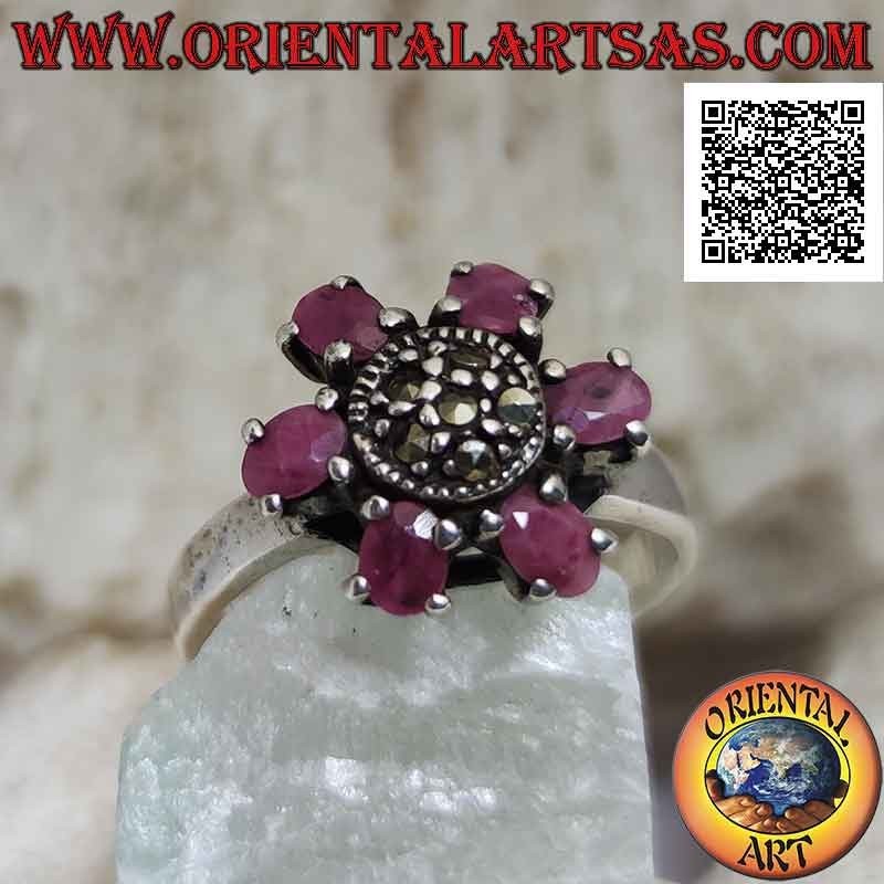 Anillo flor de plata con 6 pétalos de rubí natural engastados y pistilo tachonado de marcasita