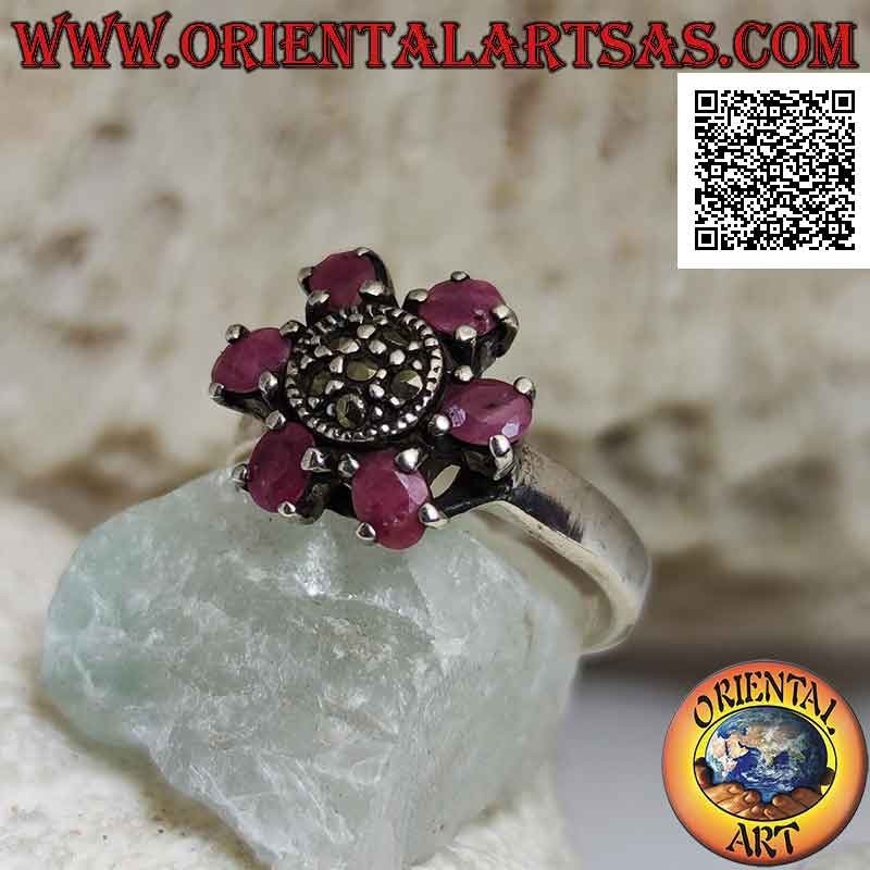 Anillo flor de plata con 6 pétalos de rubí natural engastados y pistilo tachonado de marcasita