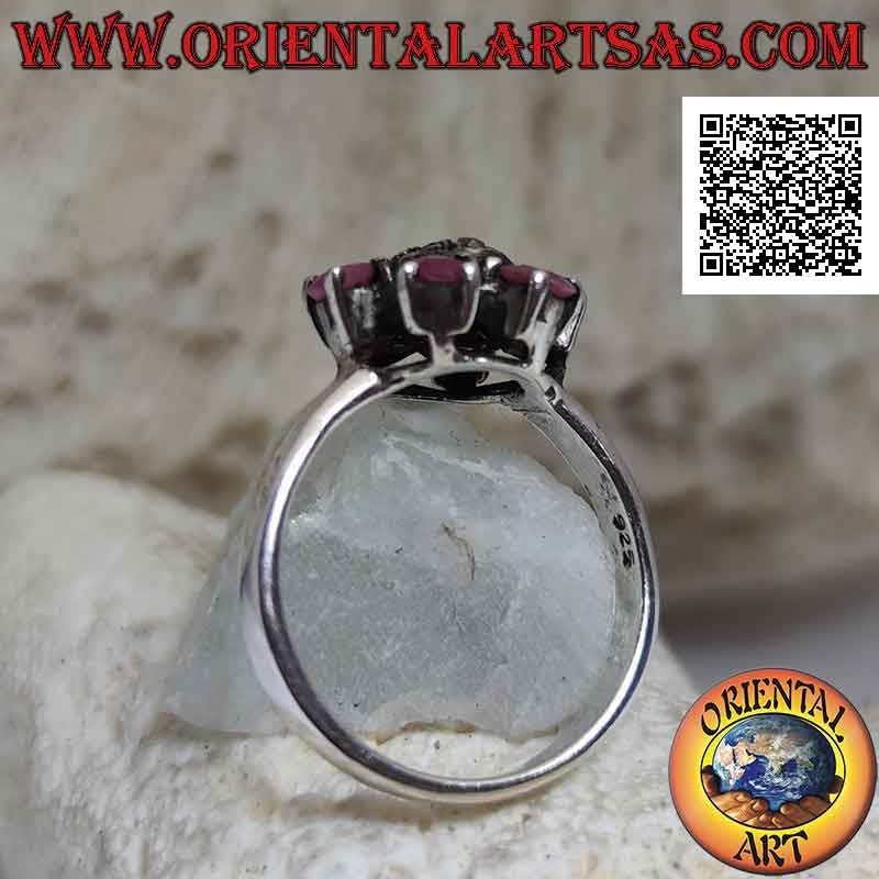 Bague fleur en argent sertie de 6 pétales de rubis naturel et pistil parsemé de marcassite