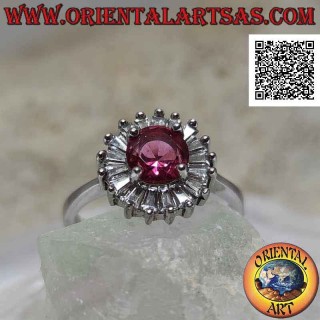 Bague en argent avec rubis synthétique rond entouré de zircons blancs taille baguette