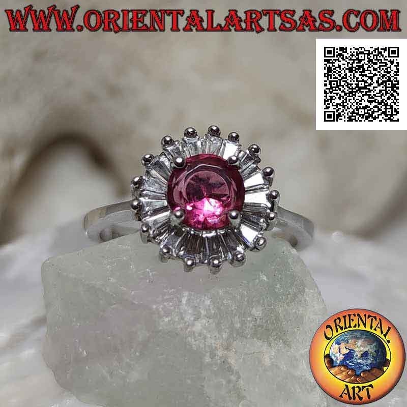 Anillo de plata con rubí sintético redondo rodeado de circonitas blancas talla baguette