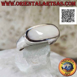 Anillo de plata lisa con nácar ovalado horizontal en relieve