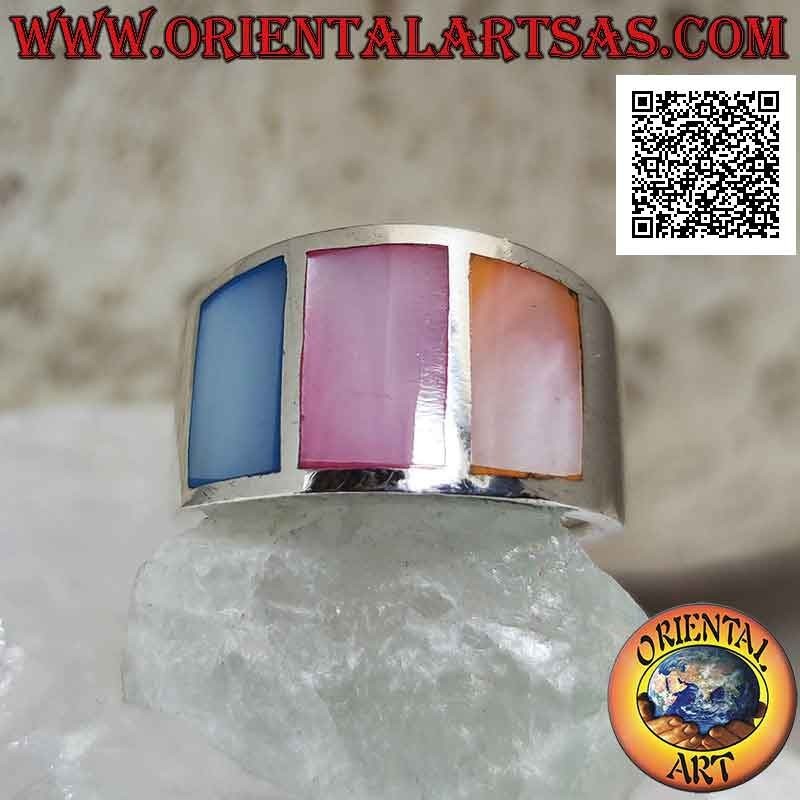 Bague en argent avec bande lisse avec trois nacres multicolores sertis affleurant (2)