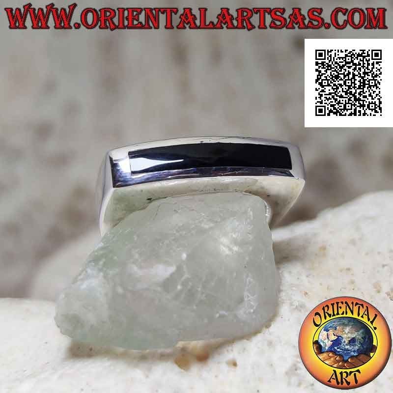 Bague en argent lisse avec onyx rectangulaire horizontal étroit et long sur cadre carré