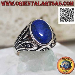 Bague en argent avec cabochon ovale lapis lazuli et décor symétrique en bas-relief sur les côtés