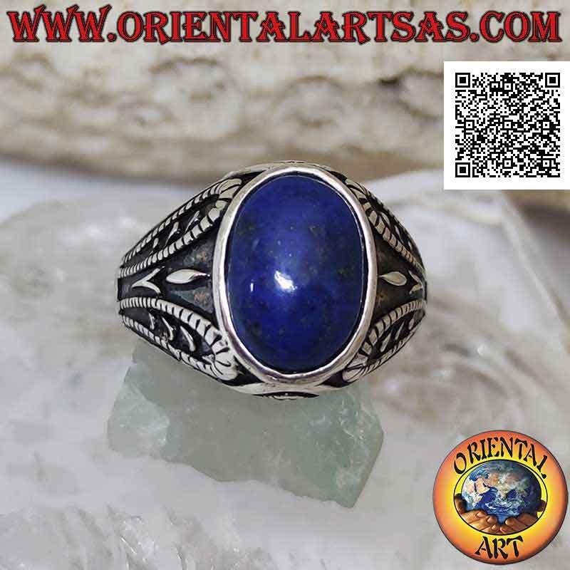 Bague en argent avec cabochon ovale lapis lazuli et décor symétrique en bas-relief sur les côtés