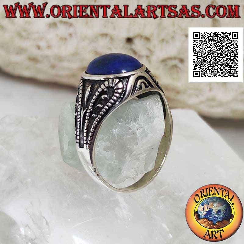 Bague en argent avec cabochon ovale lapis lazuli et décor symétrique en bas-relief sur les côtés