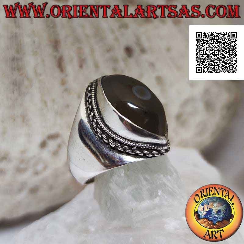 Anello in argento con agata occhio di Shiva grigiastra a navetta e bordo a catena su montatura liscia (f)