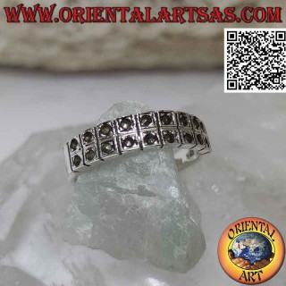 Bague en argent avec deux rangées de carrés avec de la marcassite au centre