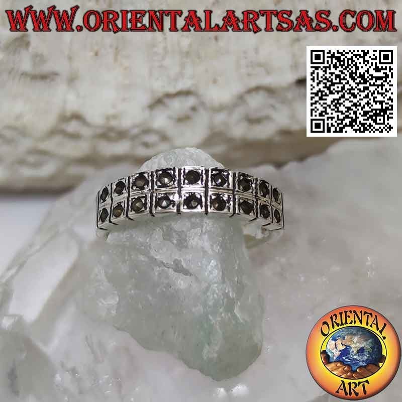 Bague en argent avec deux rangées de carrés avec de la marcassite au centre