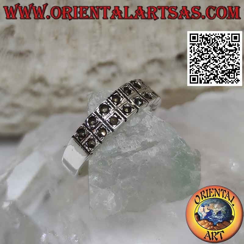 Anillo de plata con dos filas de cuadrados con marcasita en el centro