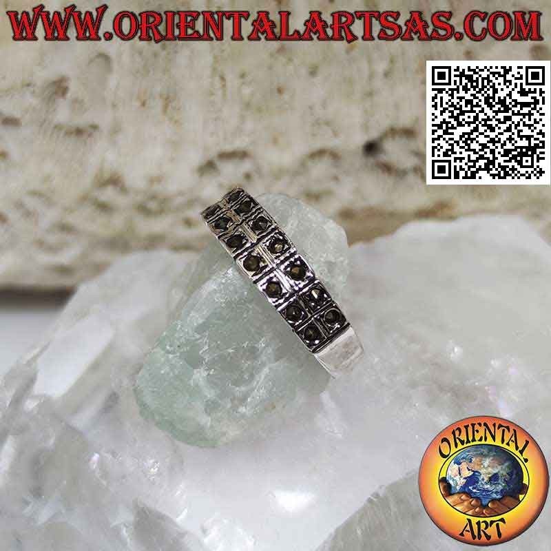 Bague en argent avec deux rangées de carrés avec de la marcassite au centre