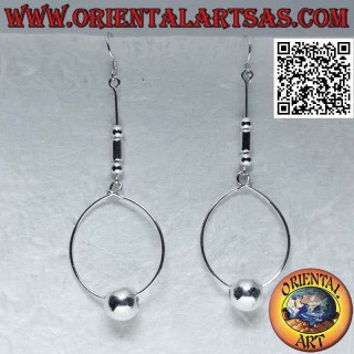 Pendientes de palanca de plata con esfera móvil en el óvalo colgante