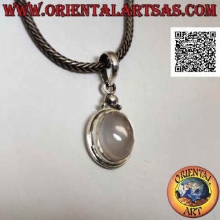 Pendentif en argent avec quartz rose cabochon ovale sur monture lisse avec bord saillant