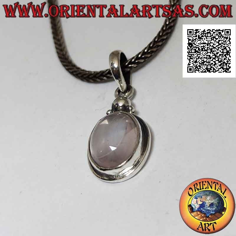 Ciondolo in argento con quarzo rosa ovale cabochon su montatura liscia con bordo sporgente