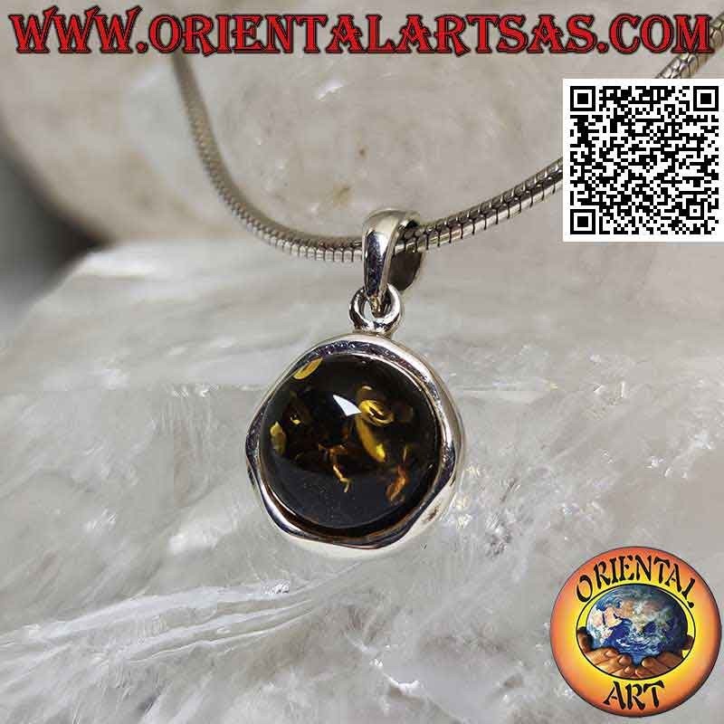 Pendentif en argent avec cabochon rond ambre vert sur un sertissage rond irrégulier
