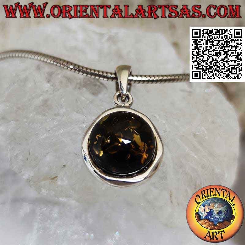 Pendentif en argent avec cabochon rond ambre vert sur un sertissage rond irrégulier